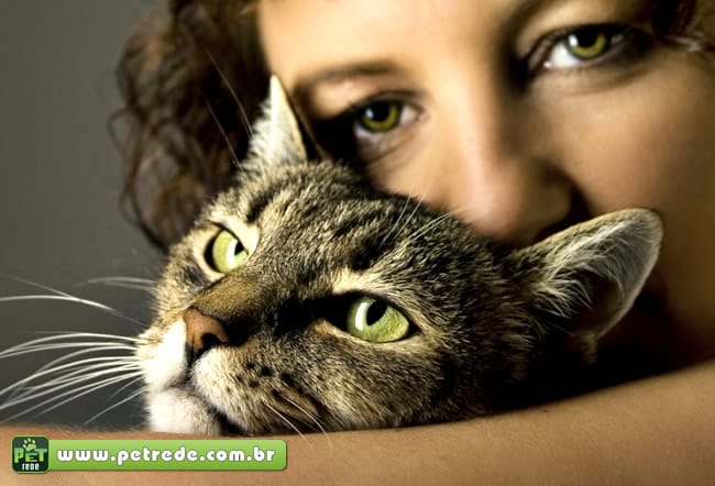 mulher-abraco-gato-olhar-petrede