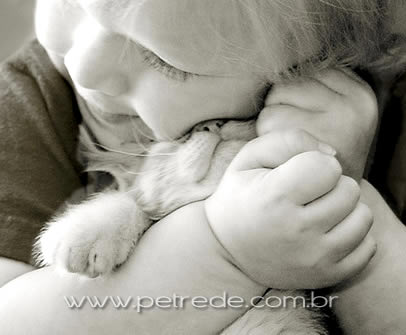 menino-abracando-gato-petrede