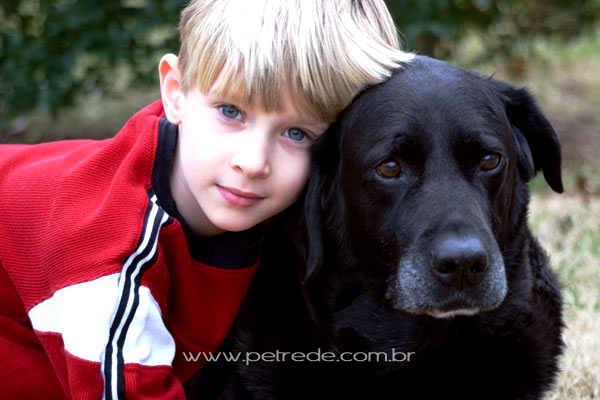 menino-cachorro-abraco-pose-petrede
