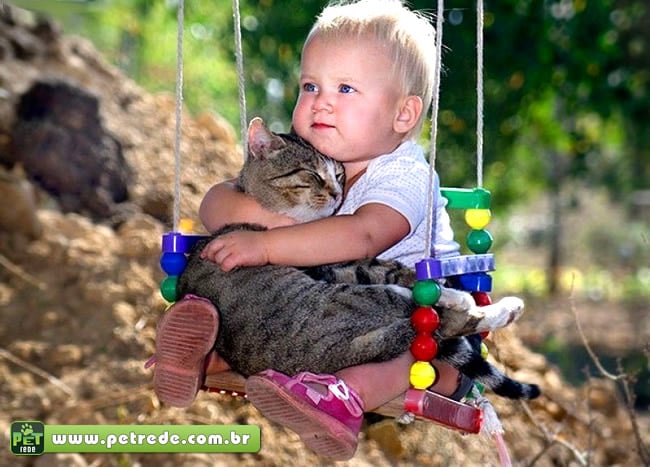 bebe-menino-balanca-abraco-carinho-amor-gato-petrede