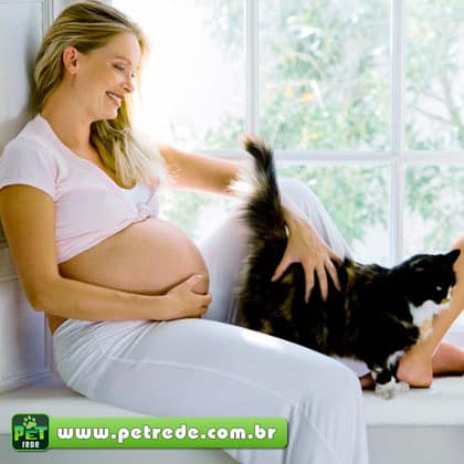 mulher-gravida-feliz-gato-petrede